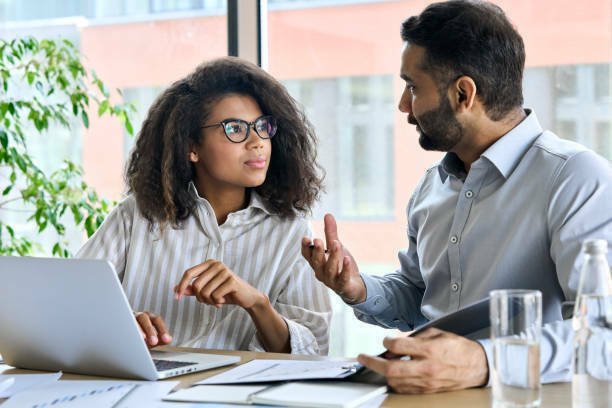 Un coach de vida trabaja contigo para identificar tus objetivos personales y profesionales y desarrollar un plan de acción realista para lograrlos. Te guía en el proceso de identificar tus fortalezas y debilidades, y te ayuda a superar obstáculos y desafíos que puedan impedir tu progreso.